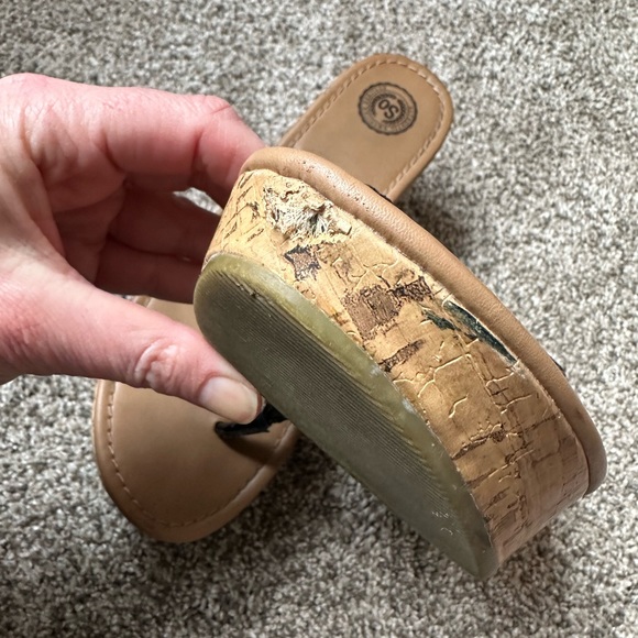 π€ 3/$30 ππ BLACK PATENT WEDGE SANDAL. SIZE 9.5. FAUX CORK. SO BRAND ππ - Picture 3 of 5